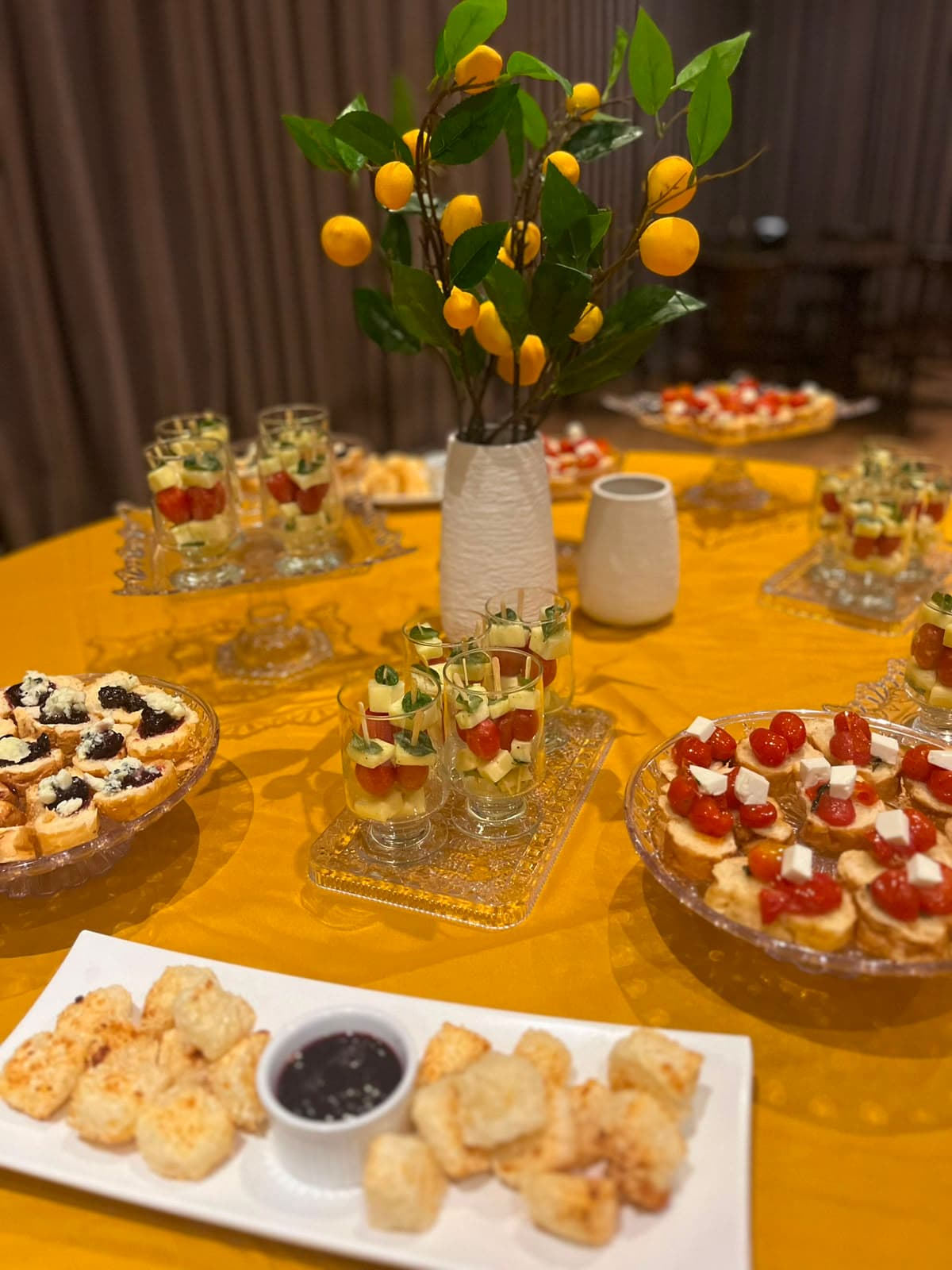 Mesa com toalha e decoração